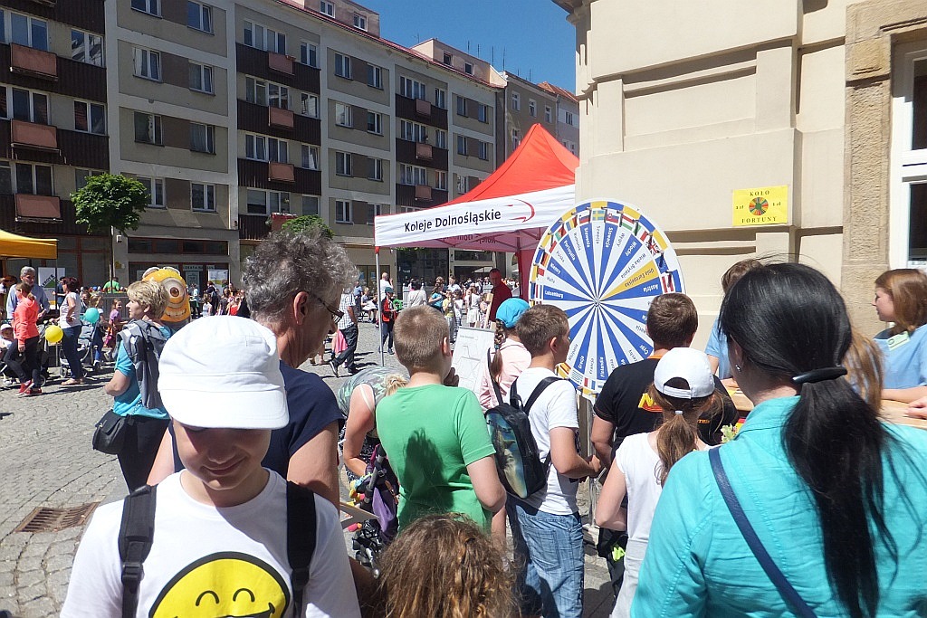 Tysiące dzieci bawią się w centrum Legnicy z Julkiem
