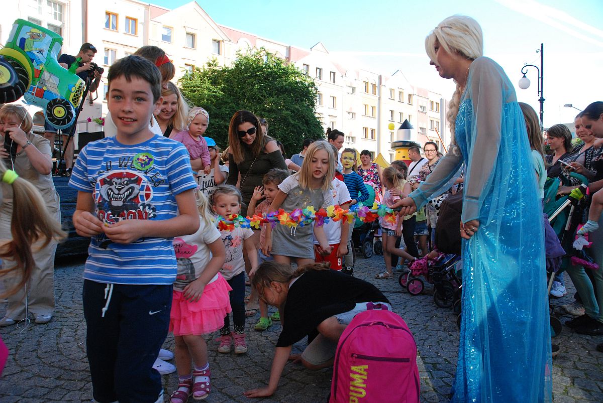 Urodzinowy Korowód z bohaterami bajek przeszedł przez miasto