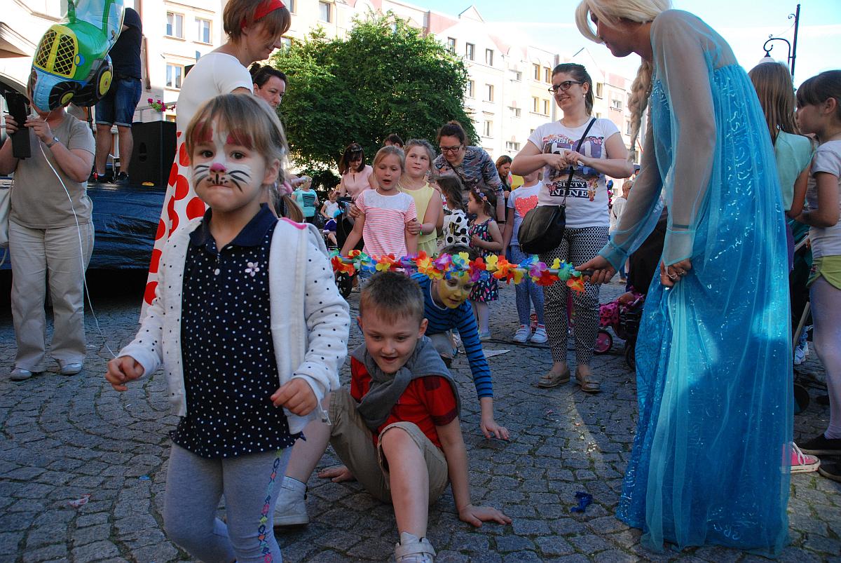 Urodzinowy Korowód z bohaterami bajek przeszedł przez miasto