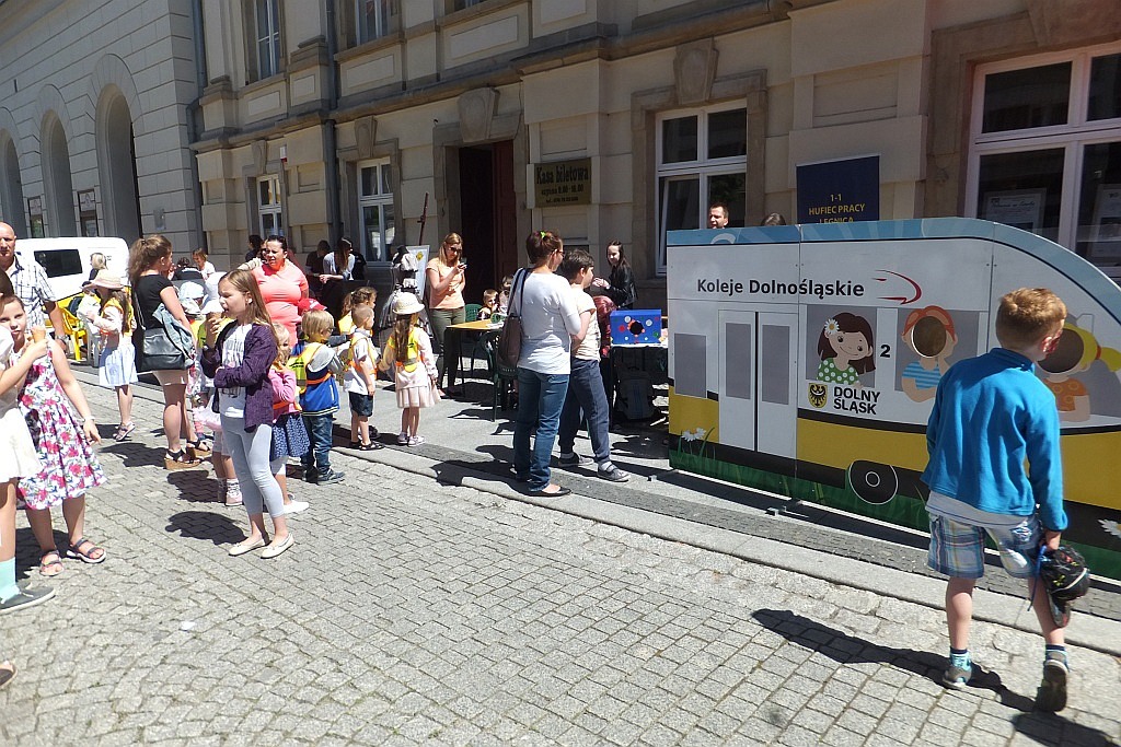Tysiące dzieci bawią się w centrum Legnicy z Julkiem
