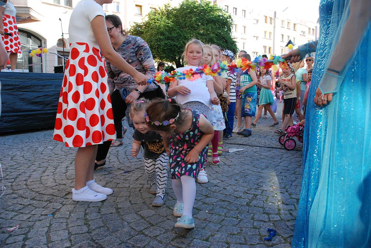 Urodzinowy Korowód z bohaterami bajek przeszedł przez miasto