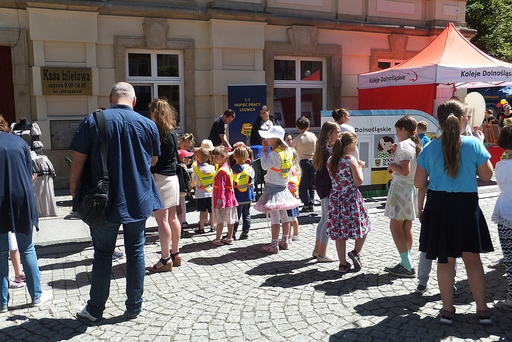 Tysiące dzieci bawią się w centrum Legnicy z Julkiem