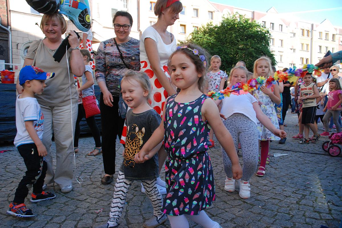 Urodzinowy Korowód z bohaterami bajek przeszedł przez miasto