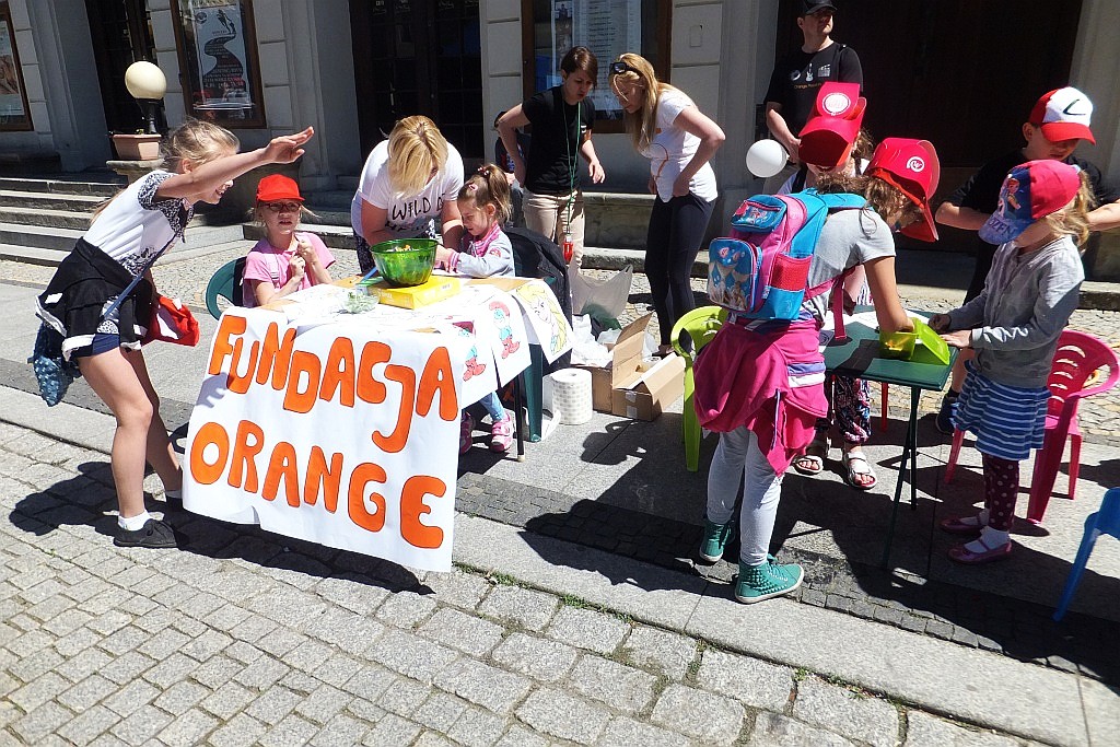 Tysiące dzieci bawią się w centrum Legnicy z Julkiem