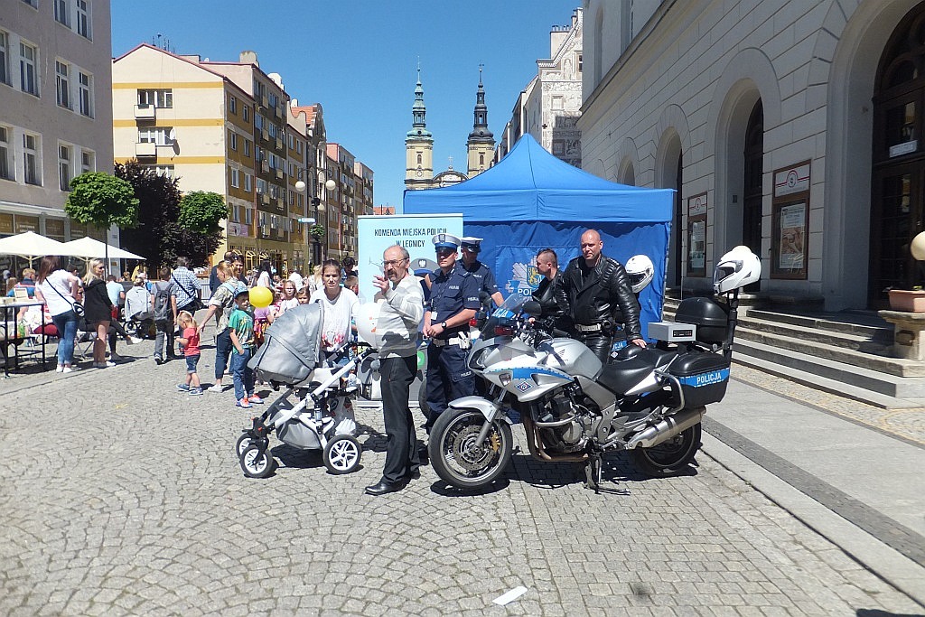 Tysiące dzieci bawią się w centrum Legnicy z Julkiem