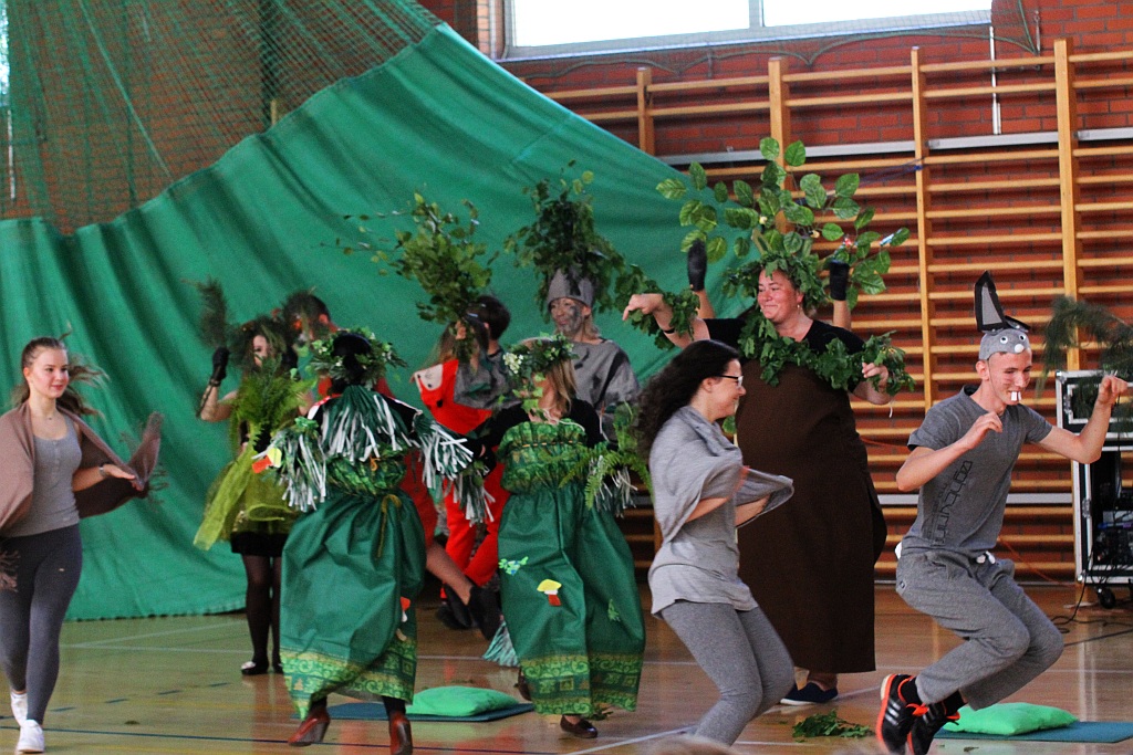 Nauczyciele Zespołu Szkół Integracyjnych wystawili bajkę