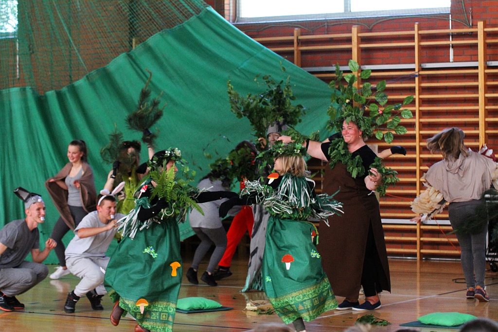 Nauczyciele Zespołu Szkół Integracyjnych wystawili bajkę