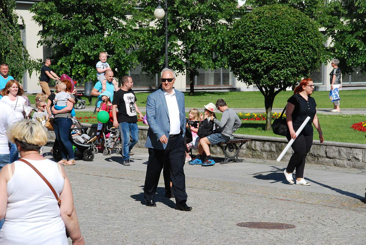 Urodzinowy Korowód z bohaterami bajek przeszedł przez miasto