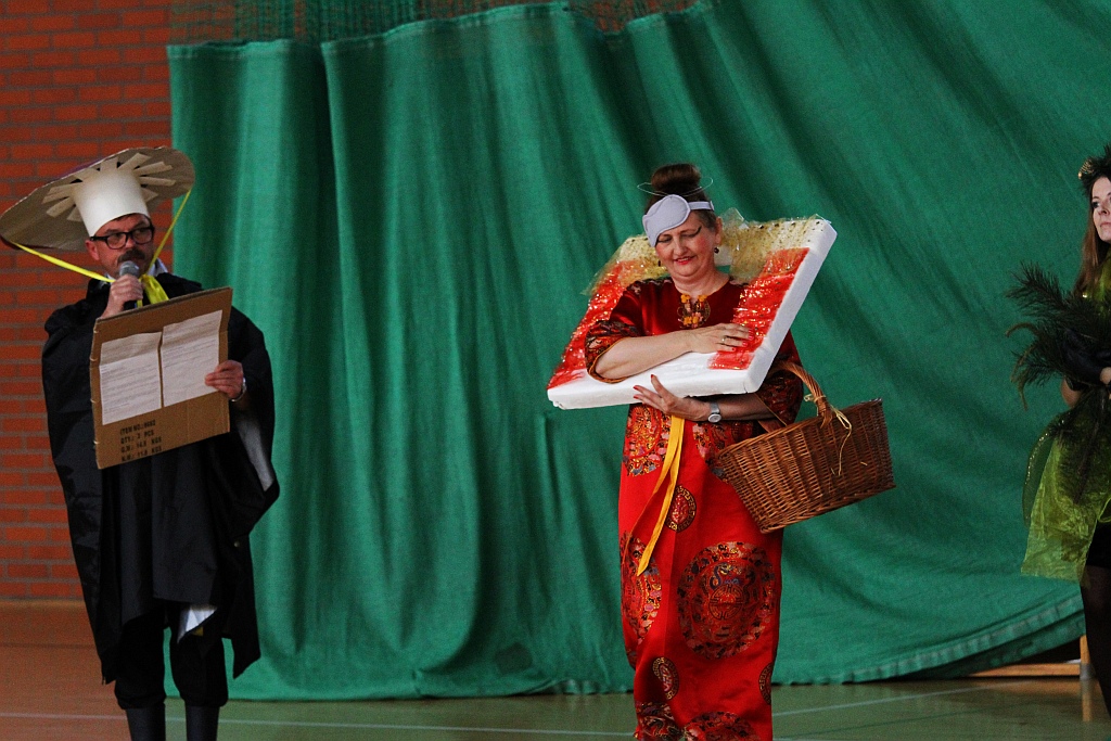 Nauczyciele Zespołu Szkół Integracyjnych wystawili bajkę