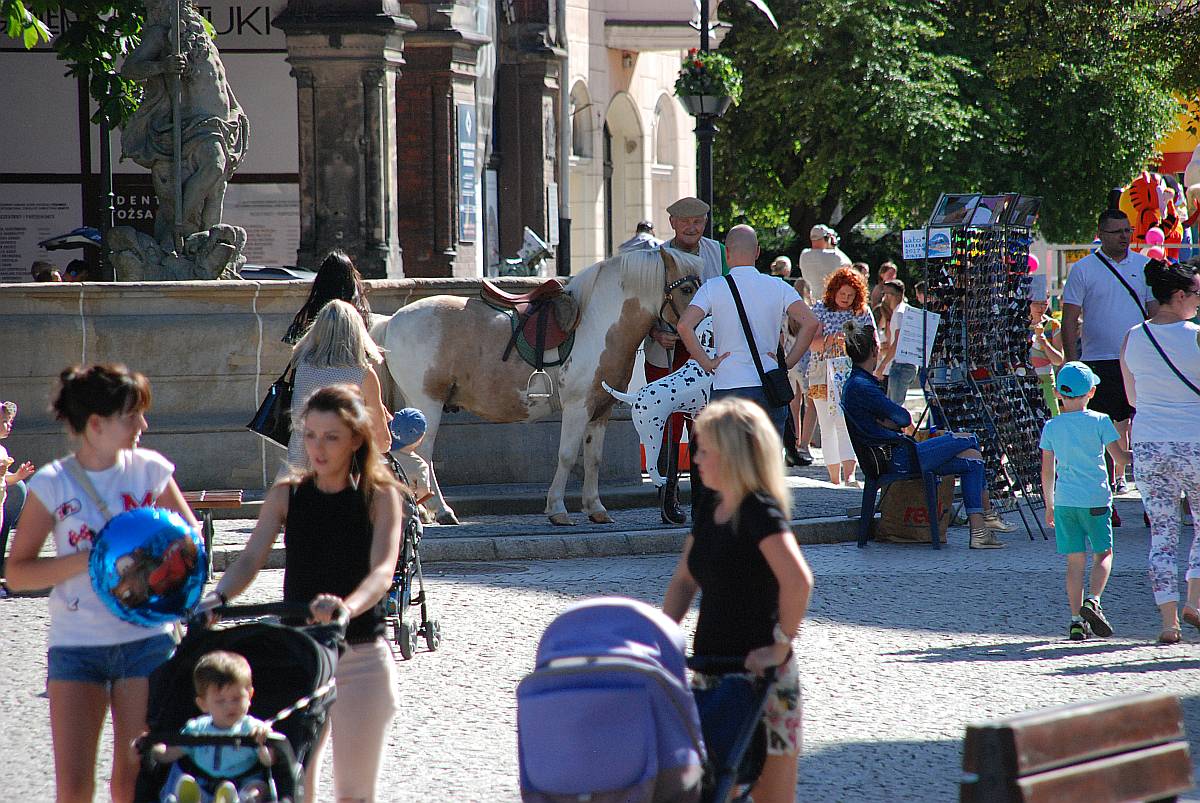 Urodzinowy Korowód z bohaterami bajek przeszedł przez miasto