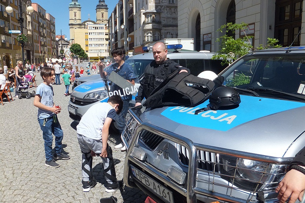 Tysiące dzieci bawią się w centrum Legnicy z Julkiem