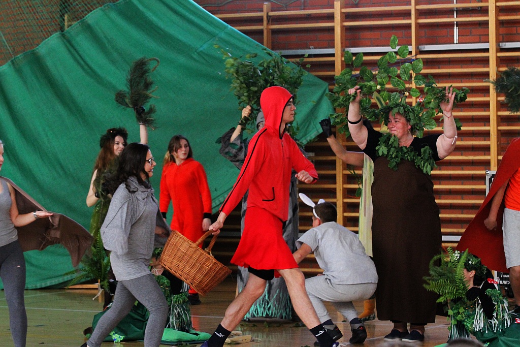 Nauczyciele Zespołu Szkół Integracyjnych wystawili bajkę