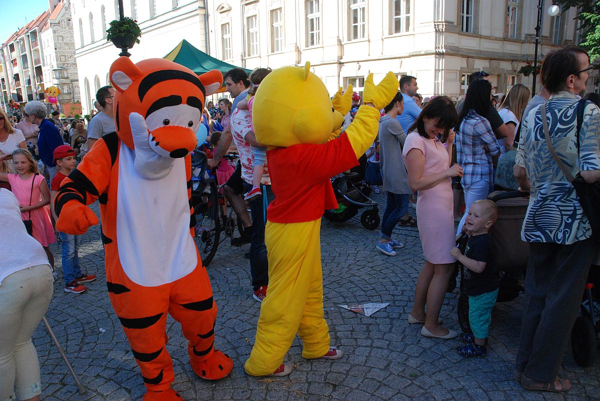 Urodzinowy Korowód z bohaterami bajek przeszedł przez miasto