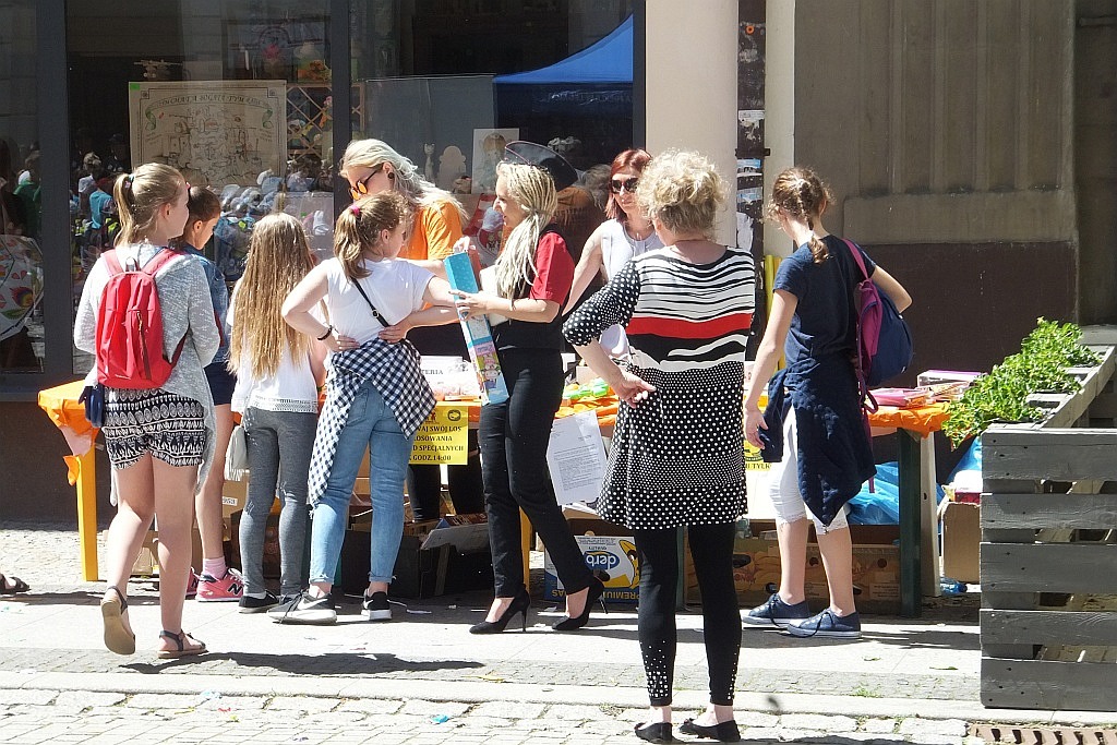 Tysiące dzieci bawią się w centrum Legnicy z Julkiem