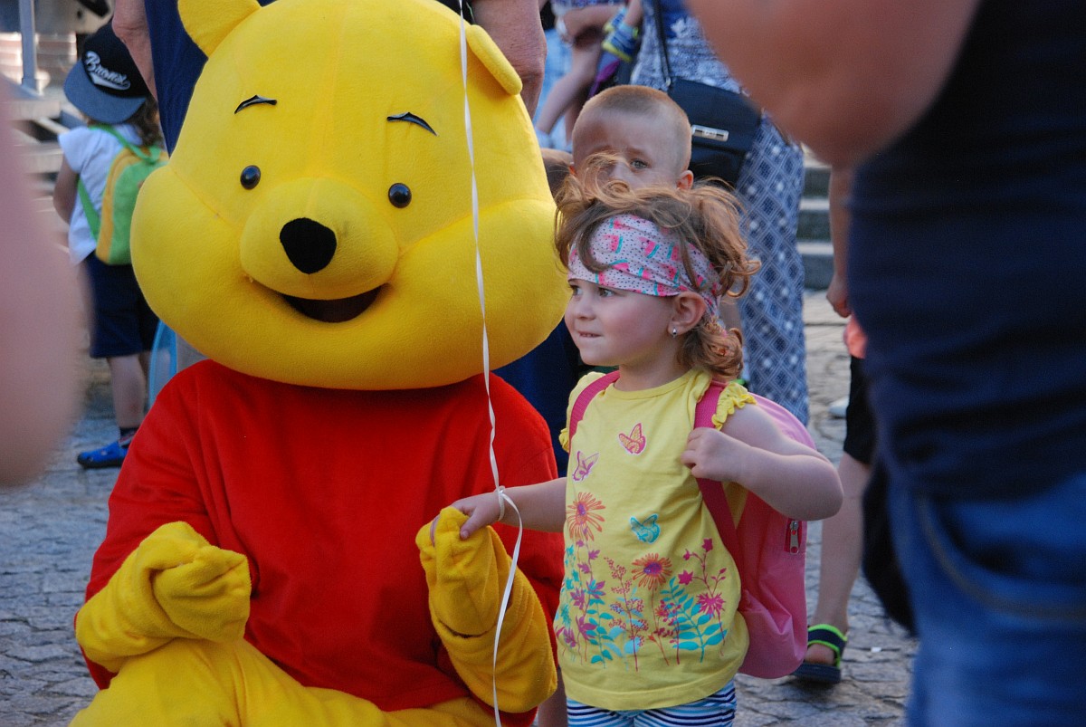 Urodzinowy Korowód z bohaterami bajek przeszedł przez miasto