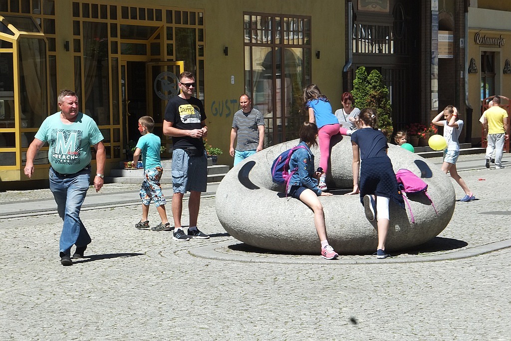 Tysiące dzieci bawią się w centrum Legnicy z Julkiem