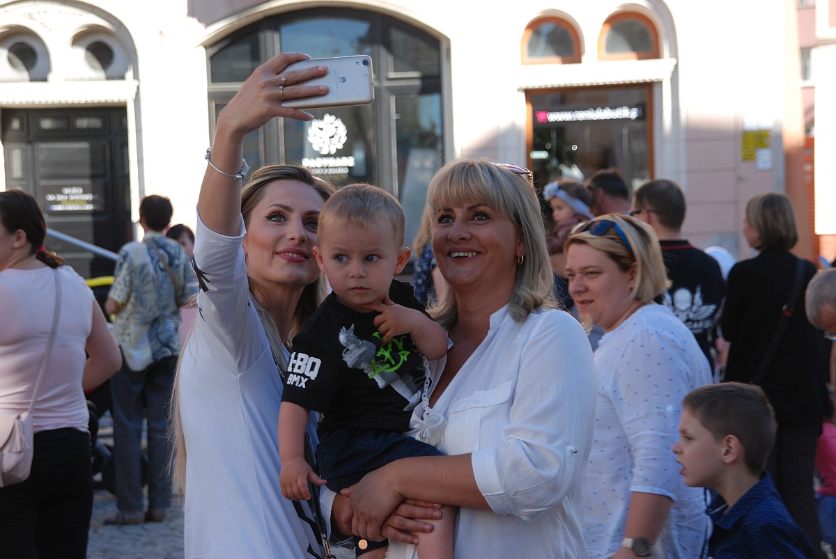 Urodzinowy Korowód z bohaterami bajek przeszedł przez miasto