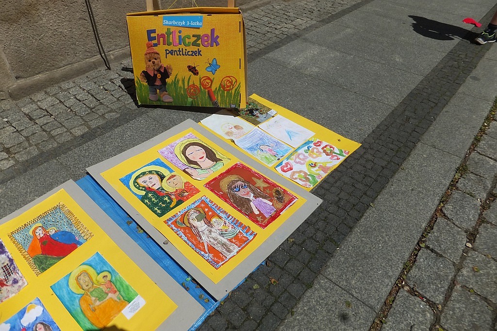 Tysiące dzieci bawią się w centrum Legnicy z Julkiem