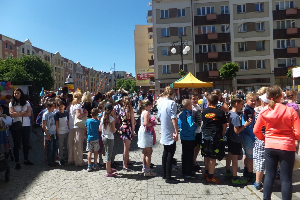 Tysiące dzieci bawią się w centrum Legnicy z Julkiem