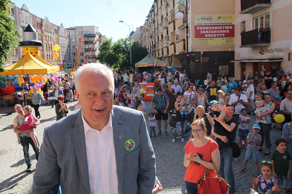 Urodzinowy Korowód z bohaterami bajek przeszedł przez miasto