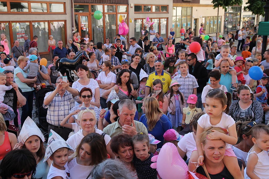 Urodzinowy Korowód z bohaterami bajek przeszedł przez miasto