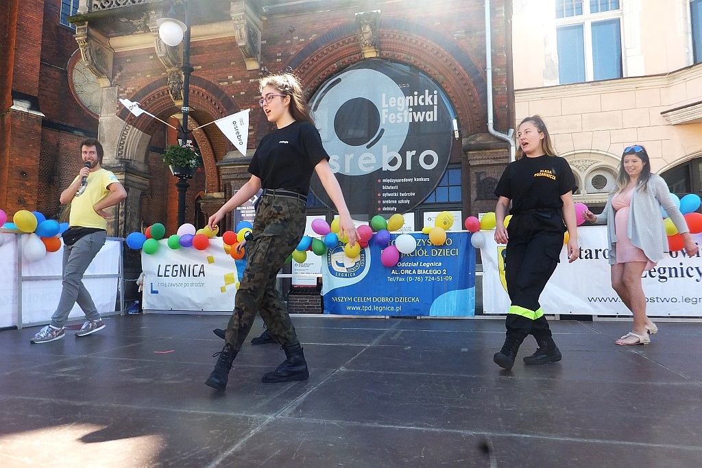 Tysiące dzieci bawią się w centrum Legnicy z Julkiem