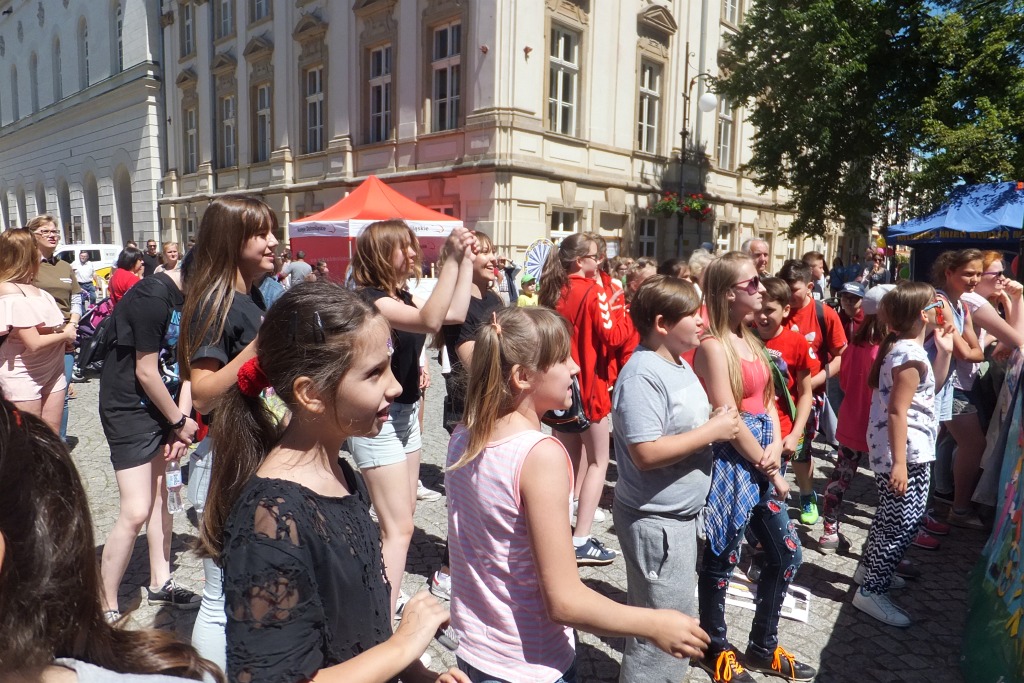 Tysiące dzieci bawią się w centrum Legnicy z Julkiem