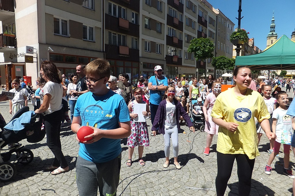 Tysiące dzieci bawią się w centrum Legnicy z Julkiem