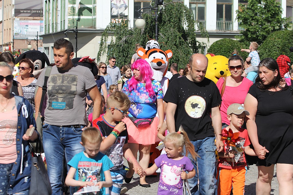 Urodzinowy Korowód z bohaterami bajek przeszedł przez miasto