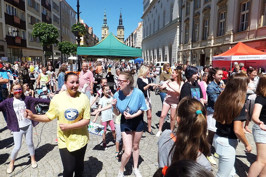 Tysiące dzieci bawią się w centrum Legnicy z Julkiem