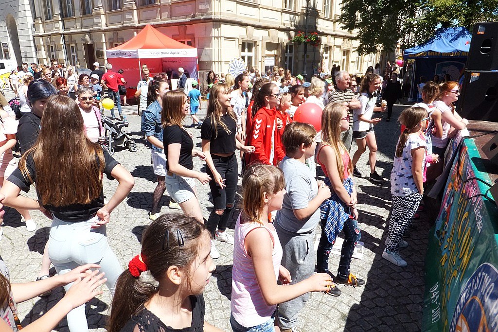 Tysiące dzieci bawią się w centrum Legnicy z Julkiem