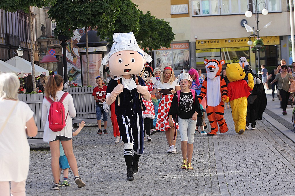 Urodzinowy Korowód z bohaterami bajek przeszedł przez miasto