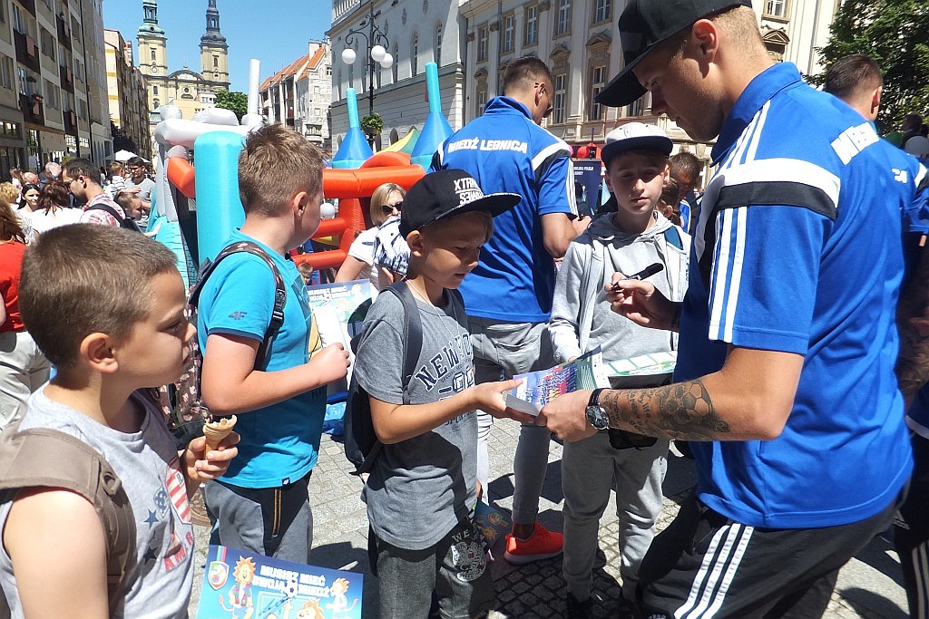 Tysiące dzieci bawią się w centrum Legnicy z Julkiem