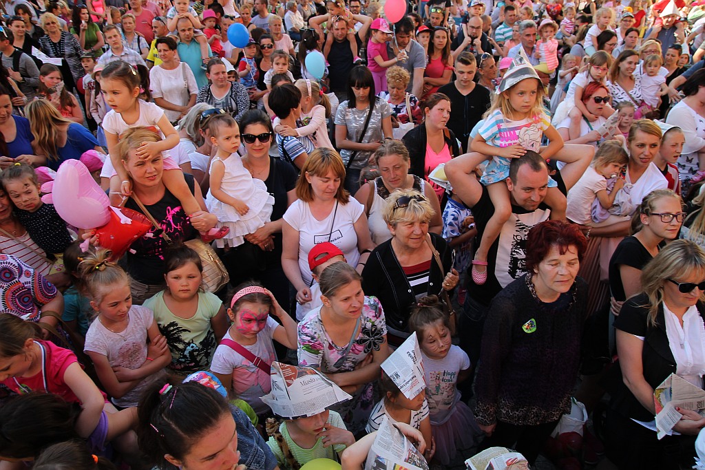 Urodzinowy Korowód z bohaterami bajek przeszedł przez miasto