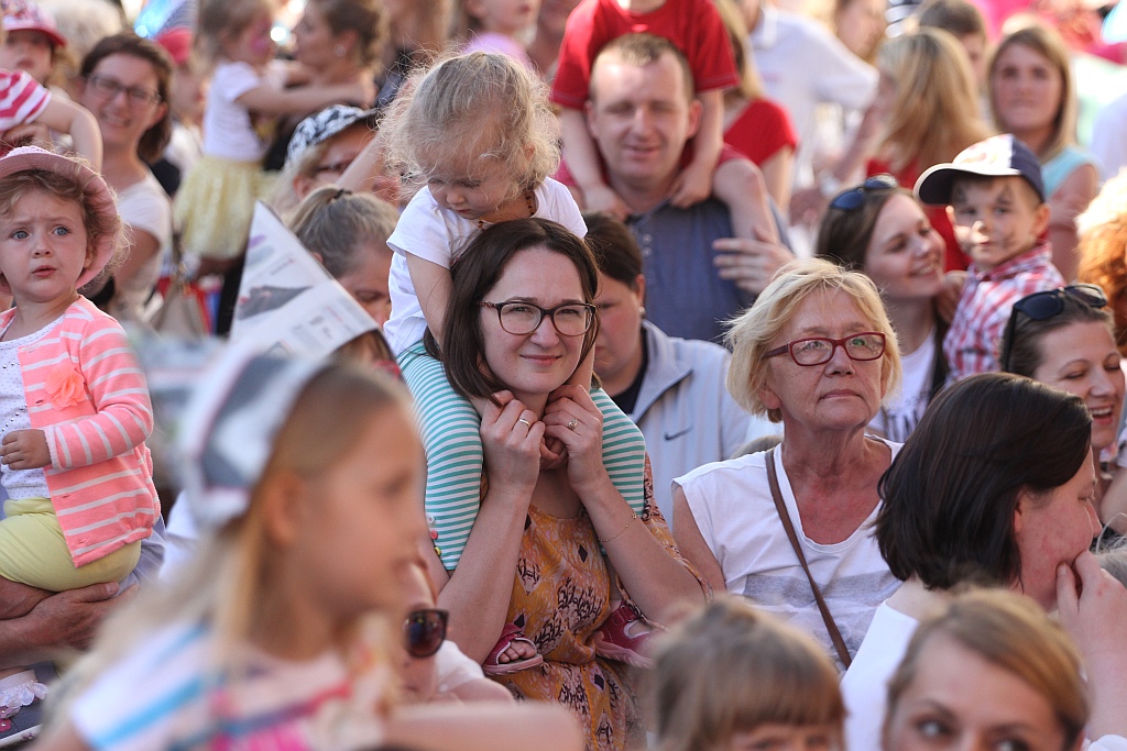 Urodzinowy Korowód z bohaterami bajek przeszedł przez miasto