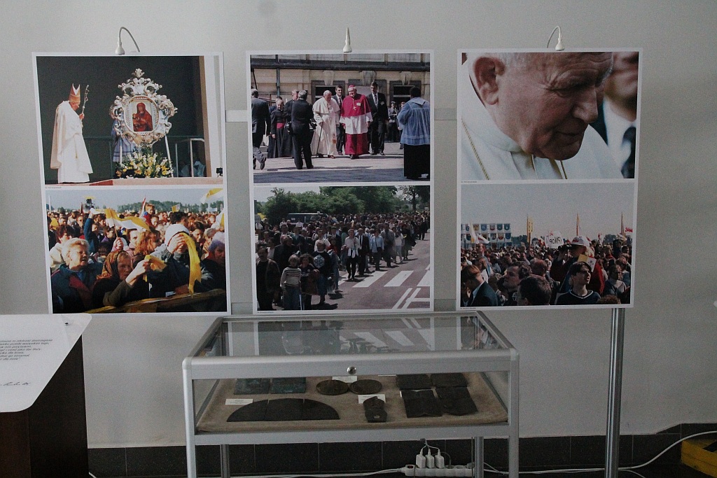 Medaliersko - fotograficzna wystawa poświęcona papieżowi