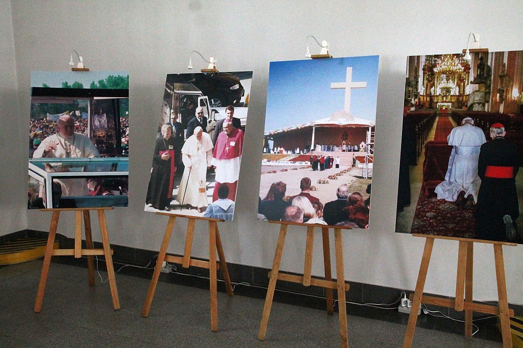 Medaliersko - fotograficzna wystawa poświęcona papieżowi