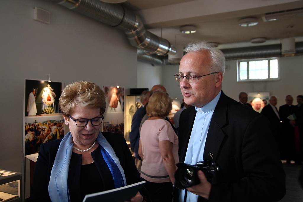 Medaliersko - fotograficzna wystawa poświęcona papieżowi