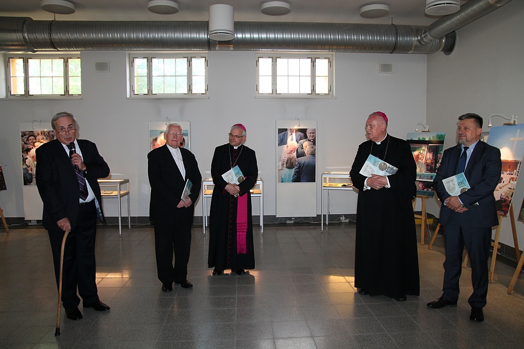 Medaliersko - fotograficzna wystawa poświęcona papieżowi