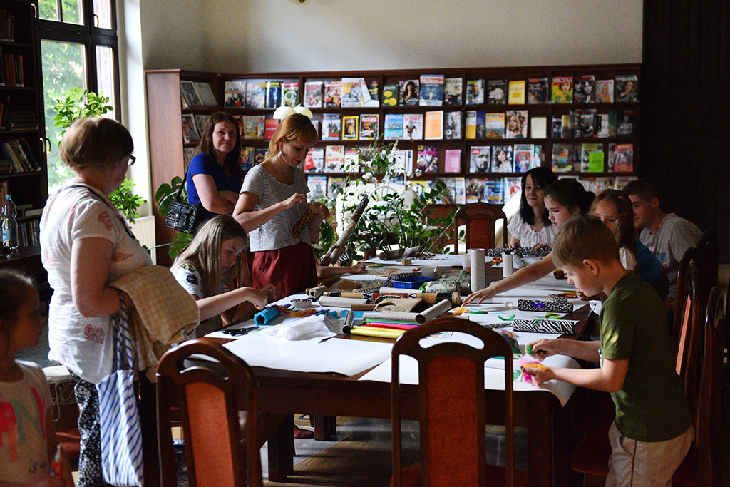 Legniczanie wybrali się z biblioteką w nocną podróż po świecie