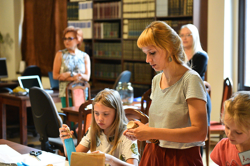 Legniczanie wybrali się z biblioteką w nocną podróż po świecie