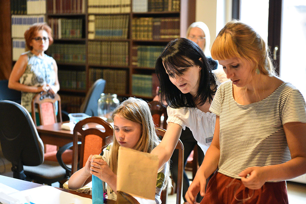 Legniczanie wybrali się z biblioteką w nocną podróż po świecie