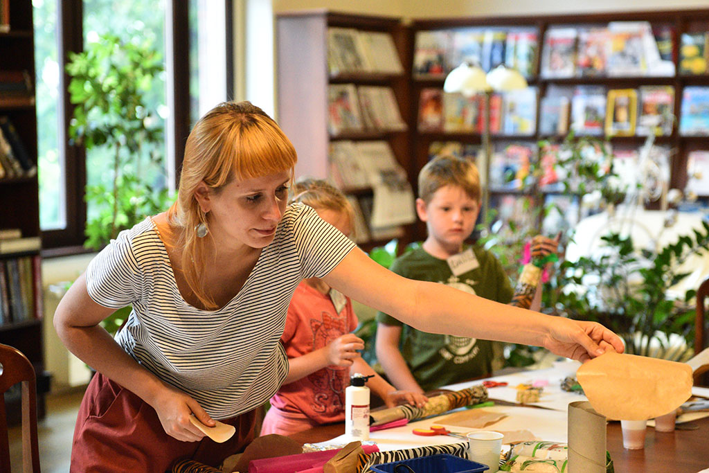 Legniczanie wybrali się z biblioteką w nocną podróż po świecie