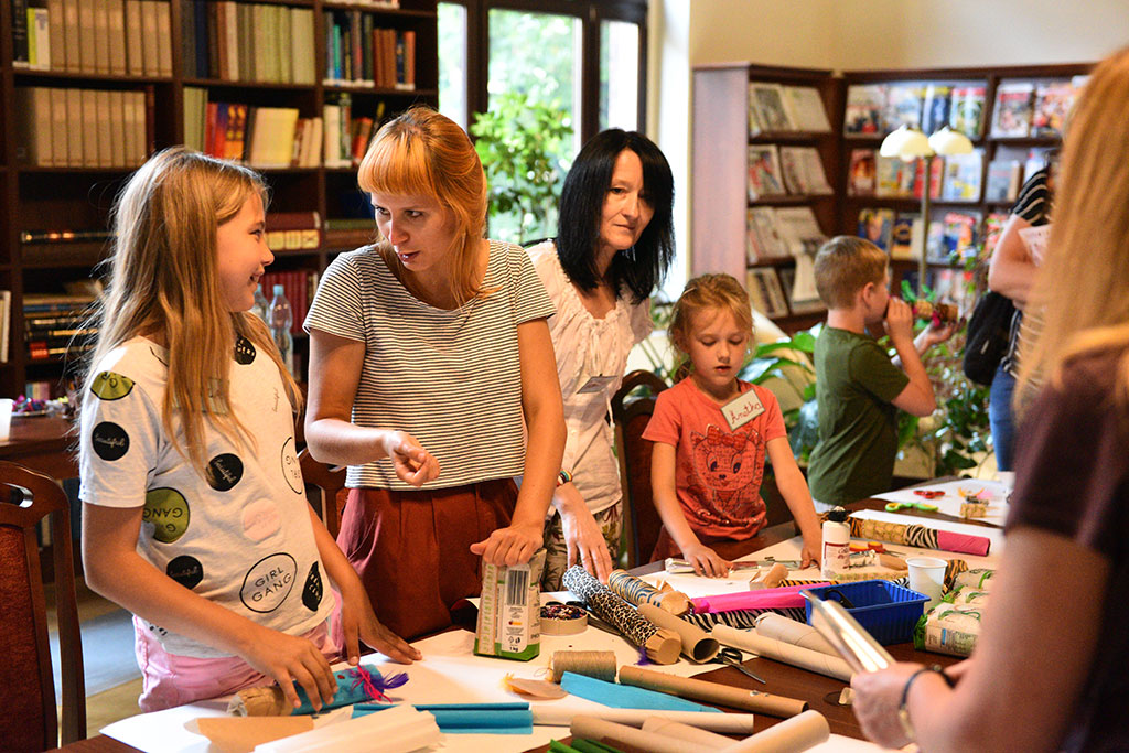 Legniczanie wybrali się z biblioteką w nocną podróż po świecie