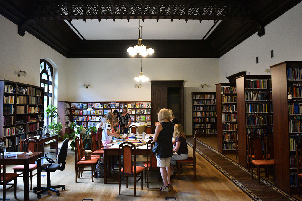 Legniczanie wybrali się z biblioteką w nocną podróż po świecie