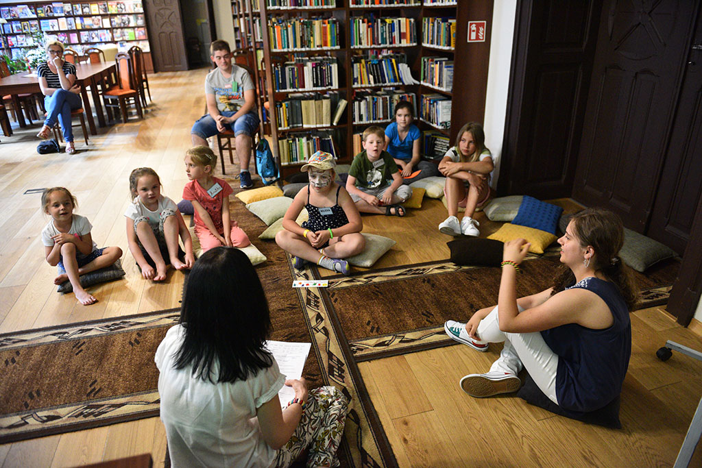Legniczanie wybrali się z biblioteką w nocną podróż po świecie