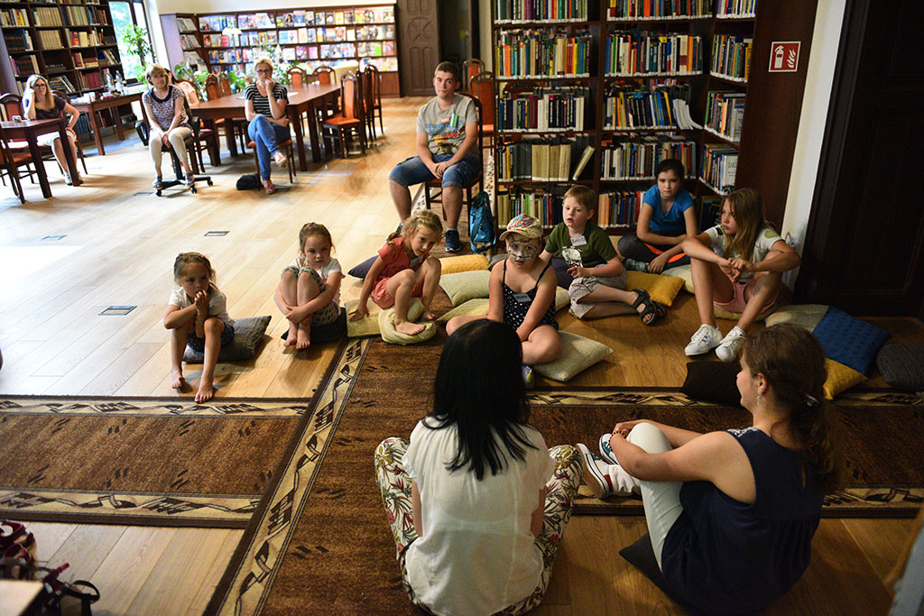 Legniczanie wybrali się z biblioteką w nocną podróż po świecie