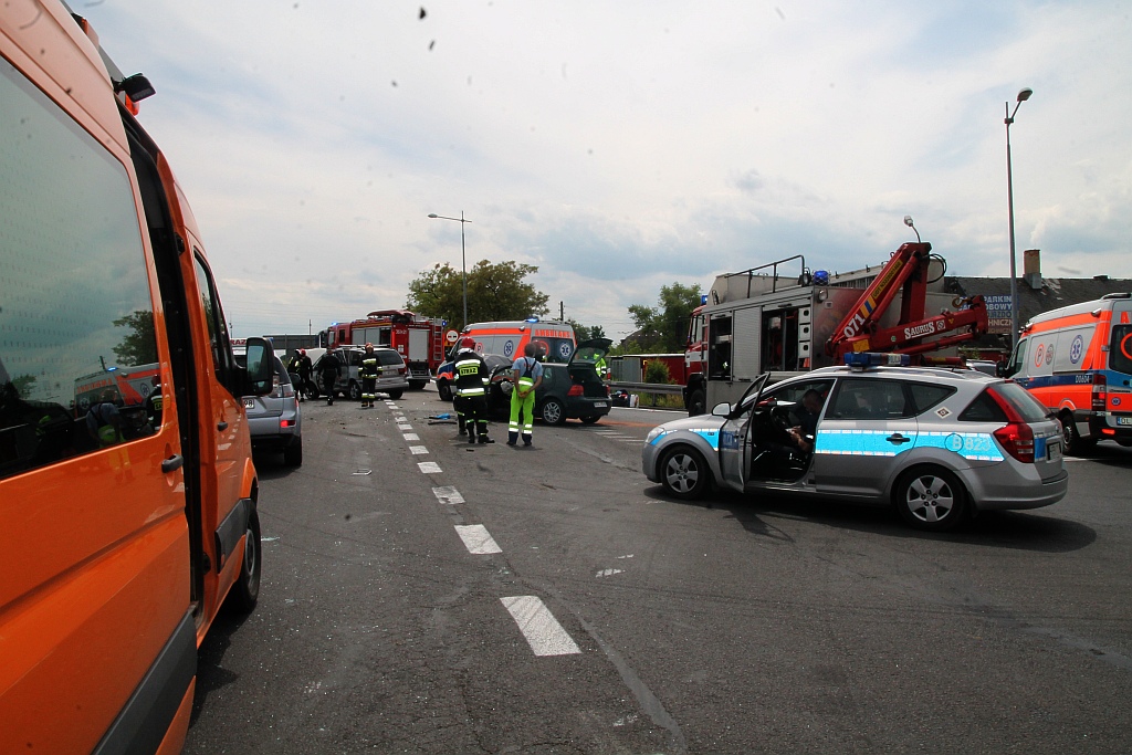 Wypadek przy zjeździe z autostrady. Droga jest nieprzejezdna