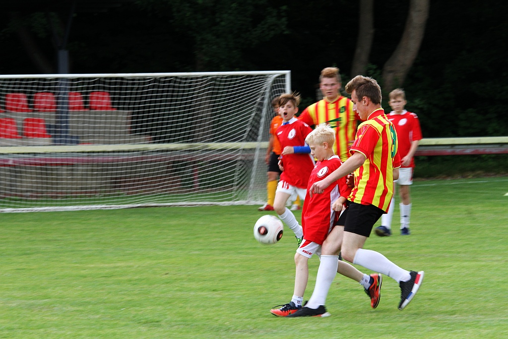 Wesoła dziecięca zabawa na stadionie Iskry Kochlice