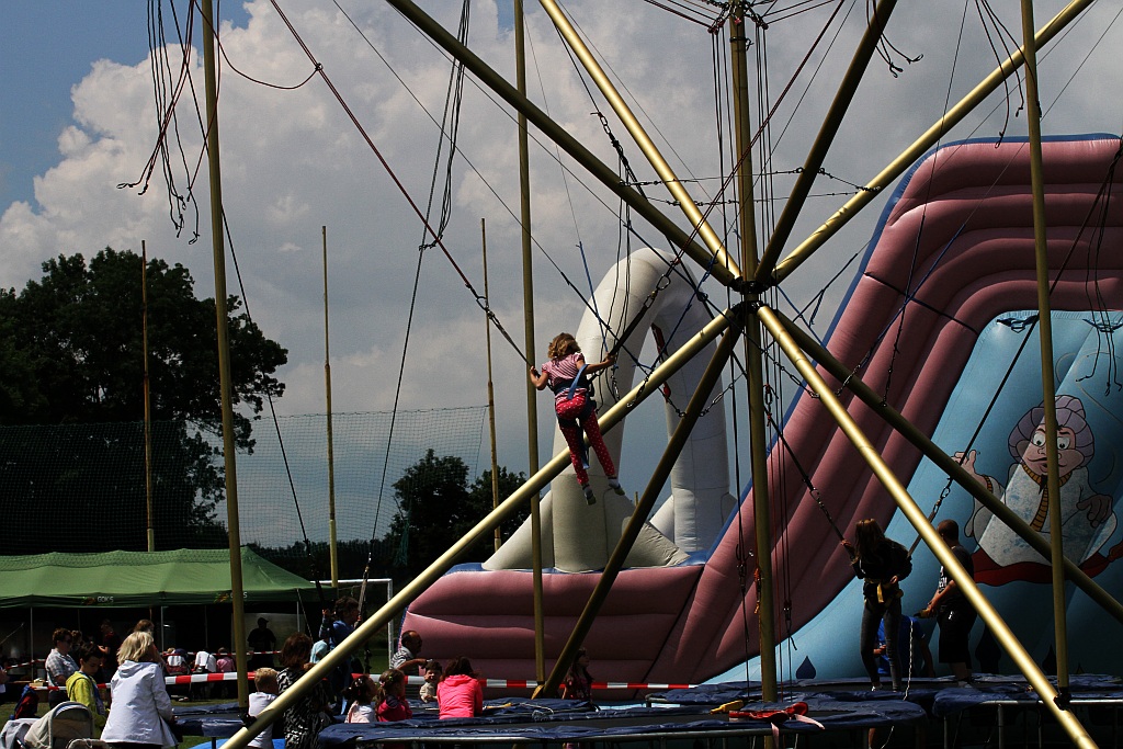 Wesoła dziecięca zabawa na stadionie Iskry Kochlice